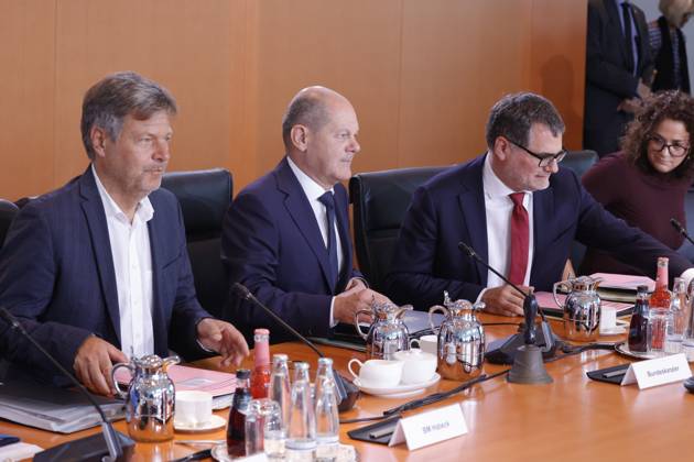 News Bilder des Tages Robert Habeck, Bundesminister für Wirtschaft und Klimaschutz , Olaf Scholz, Bundeskanzler , Wolfgang Schmidt, Bundesminister für besondere Aufgaben Chef des Bundeskanzleramtes , Deutschland, Berlin, Bundeskanzleramt, Das Bundeskabinett befasst sich in seiner 74. Sitzung am 13. September 2023 unter anderem gemeinsam mit dem französischen Wirtschafts- und Finanzminister Bruno Le Maire mit einer Aussprache zur Transformation der Industrie im globalen Wettbewerb.