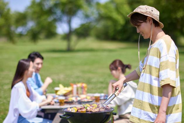 Japanese people having barbecue at city park AFLO219185115 , 219185115.jpg, ,model released, Symbolfoto