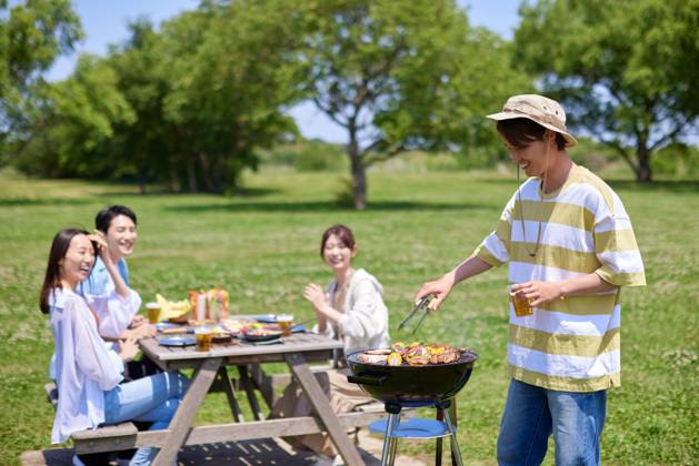 Japanese people having barbecue at city park AFLO219185119 , 219185119.jpg, ,model released, Symbolfoto