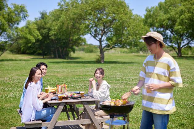 Japanese people having barbecue at city park AFLO219185120 , 219185120.jpg, ,model released, Symbolfoto