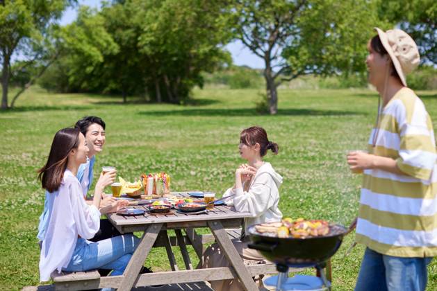 Japanese people having barbecue at city park AFLO219185121 , 219185121.jpg, ,model released, Symbolfoto