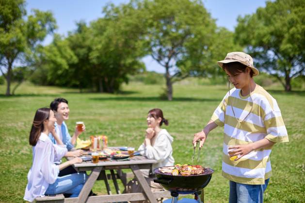 Japanese people having barbecue at city park AFLO219185122 , 219185122.jpg, ,model released, Symbolfoto