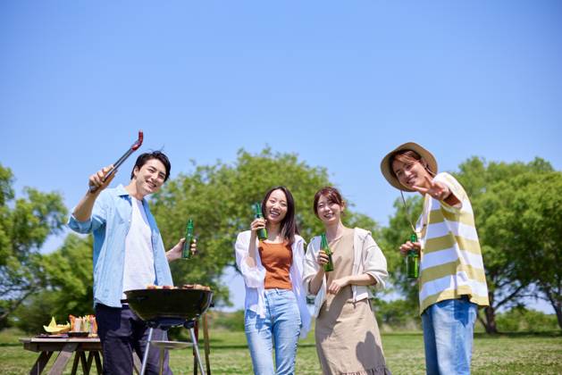 Japanese people having barbecue at city park AFLO219185129 , 219185129.jpg, ,model released, Symbolfoto