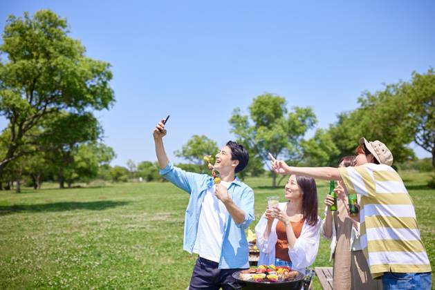 Japanese people having barbecue at city park AFLO219185137 , 219185137.jpg, ,model released, Symbolfoto