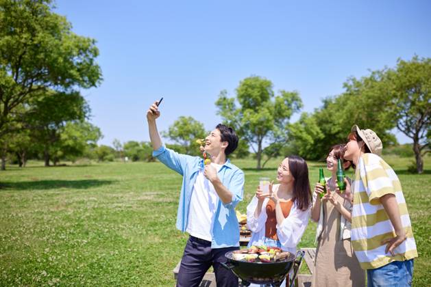 Japanese people having barbecue at city park AFLO219185138 , 219185138.jpg, ,model released, Symbolfoto