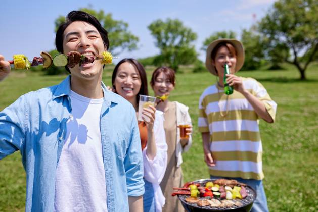 Japanese people having barbecue at city park AFLO219185142 , 219185142.jpg, ,model released, Symbolfoto