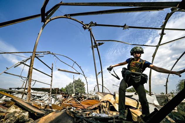Bilder des Jahres 2023, News 09 September News Themen der Woche KW37 News Bilder des Tages ZAPORIZHZHIA REGION, UKRAINE - SEPTEMBER 14, 2023 - A journalist is seen on the premises of an agricultural enterprise destroyed in the shelling of Russian troops near Orikhiv, Zaporizhzhia Region, southeastern Ukraine. Agricultural enterprise near Orikhiv destroyed by Russians Copyright: xDmytroxSmolienkox