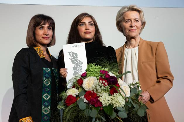(v.l.n.r.) Mersedeh Shahinkar (iranische Aktivistin), Shima Babaei, Ursula von der Leyen (Präsidentin der Europäischen Kommission, Politikerin), M100 Sanssouci Colloquium - Verleihung des M100 Media Award am 14. September 2023, 14.9.2023, Orangerie Sanssouci, Park Sanssouci, Potsdam, Brandenburg, Deutschland