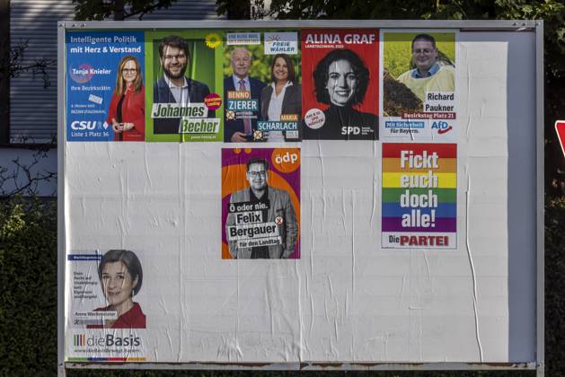 Bilder des Jahres 2023, News 09 September News Themen der Woche KW37 Landtagswahl Bayern. Plakatwand in Hallbergmoos, Plakat der Satirepartei DIE PARTEI. Motto: Fickt euch doch alle! 12.09.2023: Hallbergmoos, Bayern, Deutschland, Europa