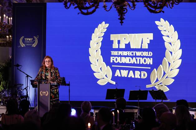 GÖTEBORG 20230914 Sarah Ferguson, Duchess of York, presents the perfect world foundation award to Sex and the City star Kristin Davis during a gala at the Stock Exchange in Gothenburg The perfect world foundation award is presented annually by the Swedish wildlife and nature organization The  Copyright: xAdamxIhse TTx THE PERFECT WORLD FOUNDATION AWARD TTABB0000000000214519