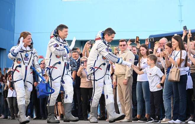 Bilder des Jahres 2023, News 09 September News Themen der Woche KW37 News Bilder des Tages Russia Space 8517814 15.09.2023 Roscosmos cosmonauts Oleg Kononenko, Nikolai Chub, and NASA astronaut Loral O Hara report on readiness for the spaceflight before boarding the Soyuz MS-24 spacecraft for their expedition to the International Space Station (ISS) at the Baikonur Cosmodrome in Kazakhstan. Alexey Filippov Sputnik Baikonur Kazakhstan  Copyright: xAlexeyxFilippovx