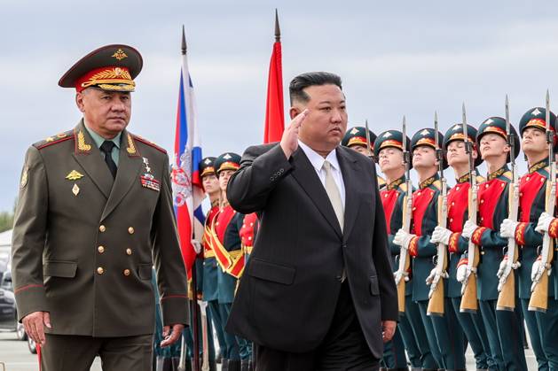 Bilder des Jahres 2023, News 09 September News Themen der Woche KW37 RUSSIA, PRIMORYE REGION - SEPTEMBER 16, 2023: Russia s Defence Minister Sergei Shoigu (L) and North Korea s Supreme Leader Kim Jong Un are seen during a welcome ceremony at Vladivostok International Airport. Vadim Savitsky Russian Defence Ministry Press Office TASS  62224402