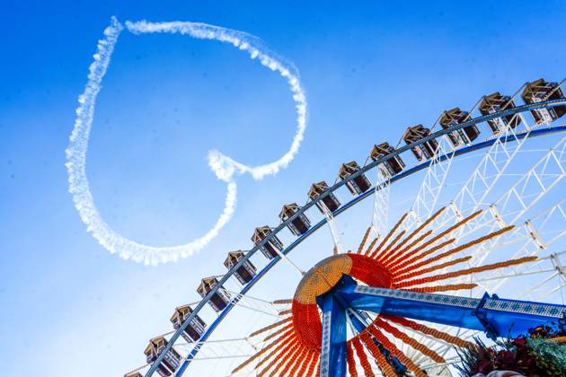 Bilder des Jahres 2023, News 09 September News Themen der Woche KW37 News Bilder des Tages Oktoberfest 2023, Herz am Himmel vor Riesenrad, Wiesn, Eröffnungstag, 16. September 2023 Deutschland, München, 16.09.2023, Herz am Himmel vor Riesenrad, Oktoberfest 2023, Eröffnungstag, typisch bayerisch, Volksfest, Bayern,