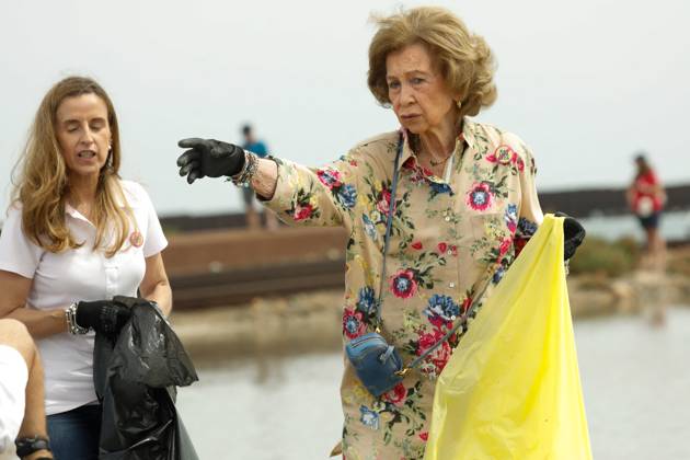 Bilder des Jahres 2023, Entertainment 09 September Entertainment Themen der Woche KW37 Entertaintment Bilder des Tages Queen Sofia at a Clean Beach campaign - Spain Queen Sofia participates in the campaign 1m2 for beaches and seas , on the beach of Caleta del Estacio, on September 16, 2023, in San Javier, Murcia, Region of Murcia (Spain). This initiative is organized by the LIBERA Project of SEO BirdLife, in alliance with Ecoembes. Dona Sofia joins the fight against garbage in a day of awareness and waste collection by the LIBERA team, as well as the Association of Naturalists of the Southeast (ANSE), a partner of the project. Photo by Edu Botella Europa Press ABACAPRESS.COM San Javier, Murcia, Murcia Regio Spain Copyright: xEuropaxPress ABACAx 867955_001 EuropaxPress ABACAx 867955_001
