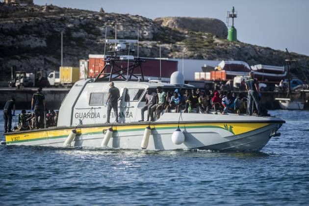 Bilder des Jahres 2023, News 09 September News Themen der Woche KW37 News Bilder des Tages the arrival of a small boat and a patrol boat from the Guardia di Finanza, Lampedusa, Italy 16 Sept 2023 Extraordinary wave of landings on the island of Lampedusa with a number of around 7000 migrants, the mayor declares a state of emergency. In the photothe arrival of a small boat and a patrol boat from the Guardia di Finanza, Italy 16 Sept 2023, Credit:Alessandro SerranÃ² Avalon Italy, Lampedusa  Copyright: xAlessandroxSerranÃ²x xAvalonx 0805722630
