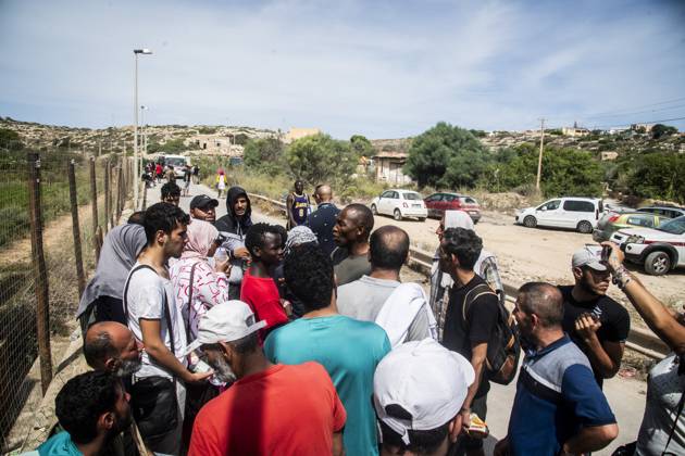 migrant emergency, the situation in the hotspot on the fifth day after the disembarkation of around 6000 people, Lampedusa, 16 Sept 2023 migrant emergency, the situation in the hotspot on the fifth day after the disembarkation of around 6000 people, Lampedusa, 16 Sept 2023, Credit:Alessandro Serranò Avalon Italy, Lampedusa Copyright: xAlessandroxSerranòx xAvalonx 0805738609