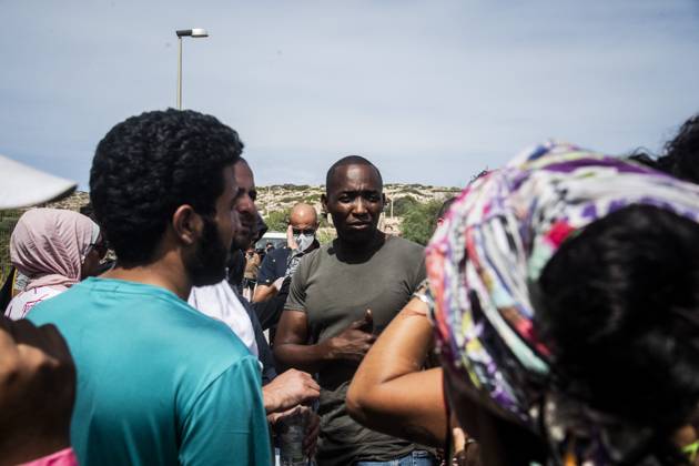 migrant emergency, the situation in the hotspot on the fifth day after the disembarkation of around 6000 people, Lampedusa, 16 Sept 2023 Aboubakar Soumaoro visits the hotspot, Lampedusa, 16 Sept 2023, Credit:Alessandro Serranò Avalon Italy, Lampedusa Copyright: xAlessandroxSerranòx xAvalonx 0805738622