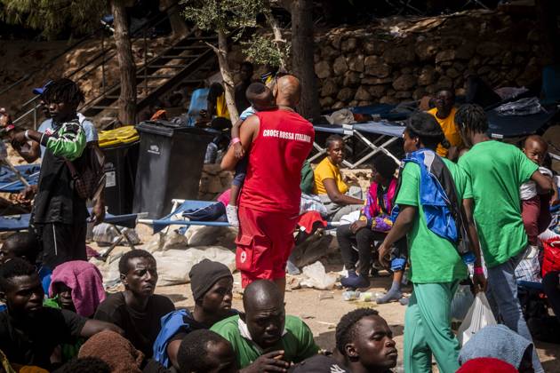migrant emergency, the situation in the hotspot on the fifth day after the disembarkation of around 6000 people, Lampedusa, 16 Sept 2023 migrant emergency, the situation in the hotspot on the fifth day after the disembarkation of around 6000 people, Lampedusa, 16 Sept 2023, Credit:Alessandro Serranò Avalon Italy, Lampedusa Copyright: xAlessandroxSerranòx xAvalonx 0805738952