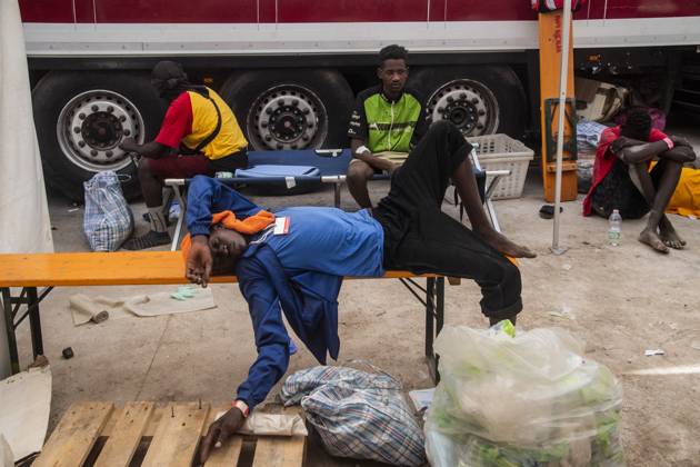 migrant emergency, the situation in the hotspot on the fifth day after the disembarkation of around 6000 people, Lampedusa, 16 Sept 2023 migrant emergency, the situation in the hotspot on the fifth day after the disembarkation of around 6000 people, Lampedusa, 16 Sept 2023, Credit:Alessandro Serranò Avalon Italy, Lampedusa Copyright: xAlessandroxSerranòx xAvalonx 0805738964