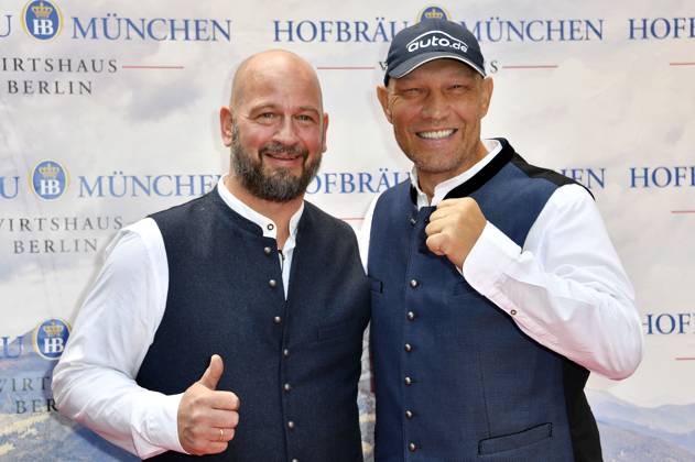 Bilder des Jahres 2023, Entertainment 09 September Entertainment Themen der Woche KW37 Entertaintment Bilder des Tages Björn Schwarz und Axel Schulz beim Wiesn-Anstich zum Oktoberfest 2023 im Hofbräu Berlin. Berlin, 16.09.2023