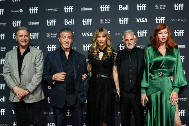 Bilder des Jahres 2023, Entertainment 09 September Entertainment Themen der Woche KW37 Entertainment Bilder des Tages Toronto International Film Festival TIFF, Sly Screening September 16, 2023, Toronto, ON, Canada: Frank Stallone, from left to right, Sylvester Stallone, Jennifer Flavin Stallone, John Herzfeld and Rebekah Chaney are photographed on the red carpet for the film öÄuSLYöÄù during the Toronto International Film Festival, in Toronto, Saturday, Sept. 16, 2023. Toronto Canada - ZUMAc35_ 20230916_zaf_c35_167 Copyright: xChristopherxKatsarovx