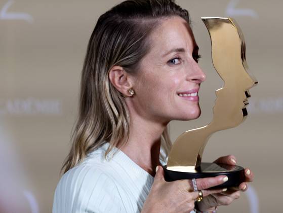 Bilder des Jahres 2023, Entertainment 09 September Entertainment Themen der Woche KW37 September 17, 2023, MONTREAL, PQ, Canada: Christine Beaulieu holds up her trophy at the Gala Gemeaux awards ceremony in Montreal, Que., Sunday, Sept. 17, 2023. MONTREAL Canada  - ZUMAc35_ 20230917_zaf_c35_154 Copyright: xAllenxMcinnisx