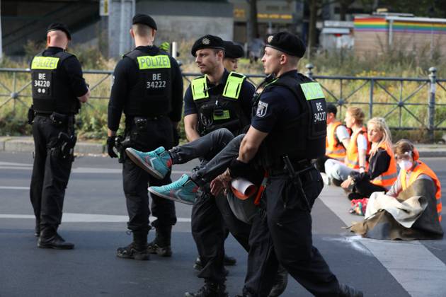 Berlin, Deutschland, 18.09.2023: Protest von Klimaaktivisten der Letzten Generation am Kottbusser Tor in Berlin-Kreuzberg. Polizisten tragen einen abgelösten Aktivisten weg. Copyright: xdtsxNachrichtenagenturx dts_22242