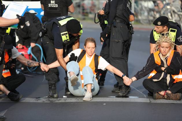 Berlin, Deutschland, 18.09.2023: Protest von Klimaaktivisten der Letzten Generation am Kottbusser Tor in Berlin-Kreuzberg. Polizisten tragen einen abgelösten Aktivisten weg. Lina Johnsen Copyright: xdtsxNachrichtenagenturx dts_22246