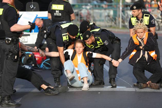 Berlin, Deutschland, 18.09.2023: Protest von Klimaaktivisten der Letzten Generation am Kottbusser Tor in Berlin-Kreuzberg. Polizisten tragen einen abgelösten Aktivisten weg. Lina Johnsen Copyright: xdtsxNachrichtenagenturx dts_22247