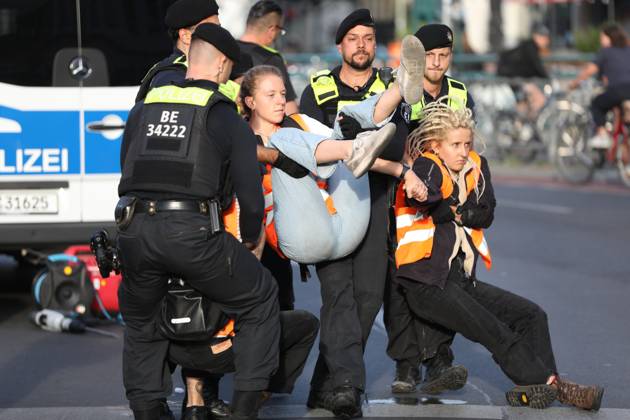 Berlin, Deutschland, 18.09.2023: Protest von Klimaaktivisten der Letzten Generation am Kottbusser Tor in Berlin-Kreuzberg. Polizisten tragen abgelöste Aktivisten weg. Lina Johnsen Copyright: xdtsxNachrichtenagenturx dts_22248