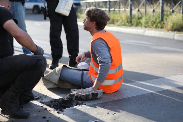 Berlin, Deutschland, 18.09.2023: Protest von Klimaaktivisten der Letzten Generation am Kottbusser Tor in Berlin-Kreuzberg. Polizisten lösen einen anbetonierten Aktivisten von der Straße. Copyright: xdtsxNachrichtenagenturx dts_22273