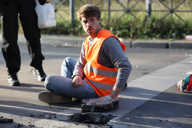 Berlin, Deutschland, 18.09.2023: Protest von Klimaaktivisten der Letzten Generation am Kottbusser Tor in Berlin-Kreuzberg. Polizisten lösen einen anbetonierten Aktivisten von der Straße. Copyright: xdtsxNachrichtenagenturx dts_22277