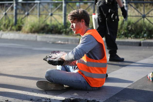 Berlin, Deutschland, 18.09.2023: Protest von Klimaaktivisten der Letzten Generation am Kottbusser Tor in Berlin-Kreuzberg. Polizisten lösen einen anbetonierten Aktivisten von der Straße. Copyright: xdtsxNachrichtenagenturx dts_22278
