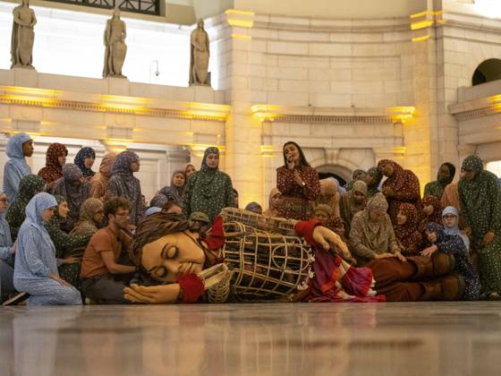 Bilder des Jahres 2023, News 09 September News Themen der Woche KW38 News Bilder des Tages September 19, 2023, Washington, District of Columbia, USA: A very tired Little Amal lays down to sleep in Union Station, surrounded by dancers representing women from her village. Amal is a 12 foot puppet of a Syrian refugee girl, who is on a 6000 mile journey across the United States to raise awareness of the needs of child migrants and refugees. Washington USA - ZUMAd155 20230919_znp_d155_036 Copyright: xSuexDorfmanx