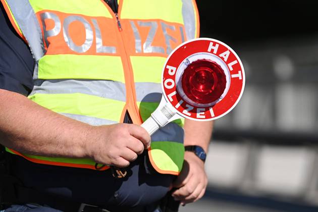 Themenfoto VERKEHRSKONTROLLE. HALT POLIZEI,Kelle,Polizeikelle,Close Up. Markus SOEDER (Ministerpraesident Bayern und CSU Vorsitzender), Joachim HERRMANN (Innenminister Bayern) und die Bayerische Grenzpolizei informieren über verstaerkten Grenzschutz am 20.09.2023. Kontrollstelle der Bayerischen Grenzpolizei auf der B 304,Saalbruecke bei Freilassing,