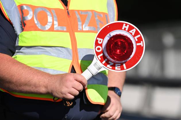 Themenfoto VERKEHRSKONTROLLE. HALT POLIZEI,Kelle,Polizeikelle,Close Up. Markus SOEDER (Ministerpraesident Bayern und CSU Vorsitzender), Joachim HERRMANN (Innenminister Bayern) und die Bayerische Grenzpolizei informieren über verstaerkten Grenzschutz am 20.09.2023. Kontrollstelle der Bayerischen Grenzpolizei auf der B 304,Saalbruecke bei Freilassing,