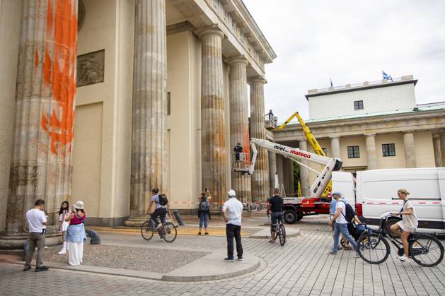 Bilder des Jahres 2023, News 09 September Strassenblockade Letzte Generation 18.09.2023, Berlin - Germany: Arbeiter reinigen den Brandenburger mit Hochdruckwasser in Berlin am 18. September 2023. Gestern hatten Aktivisten der Letzten Generation das Monument mit roten und Orangenen Farben besprüht. (Foto: Emmanuele Contini) --- Filename: EC_R9469.jpg Keywords: berlin, letzte generation, aktion, reinigung, brandenburger tor, farben, putzen, menschen, fotos Model Release: No, Property Release: No Copyright: Emmanuele Contini 2022 (C) Strassenblockade Letzte Generation