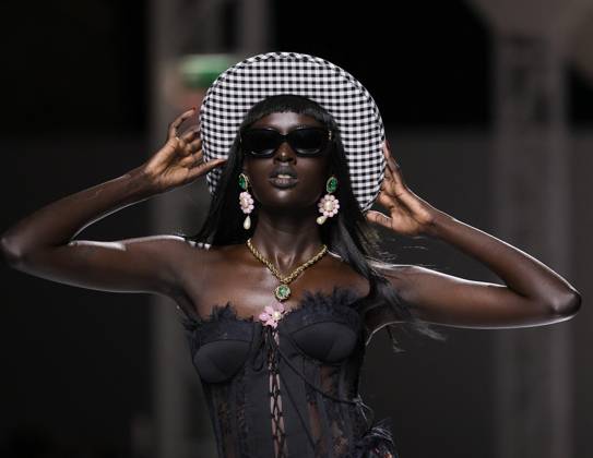 Bilder des Jahres 2023, Entertainment 09 September Entertainment Themen der Woche KW38 Entertainment Bilder des Tages MFW - Moschino Runway A model walks the runway of Moschino fashion show during Milan Fashion Week Womenswear Spring Summer 2024 , on September 21, 2023 in Milan, Italy. Photo by Marco Piovanotto ABACAPRESS:COM MIlan Italy  Copyright: xPiovanottoxMarco ABACAx 868695_090 PiovanottoxMarco ABACAx 868695_090