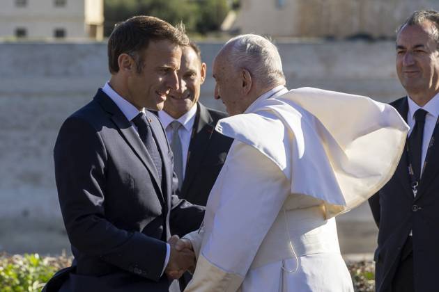 Bilder des Jahres 2023, News 09 September News Themen der Woche KW38 Visite du Pape Francois a Marseille ( Pope Francis ) - Emmanuel Macron PHOTOPQR LA PROVENCE Frederic SPEICH ; Marseille ; 23 09 2023 ; Le President de la Republique Emmanuel MACRON accueille le Pape FRANCOIS au palais du Pharo Le souverain pontife effectue une visite de deux jours a Marseille axee sur la Mediterranee et la migration Pool PQR Frederic SPEICH Pool PQR - Marseille welcomes Pope Francis for a historic visit from September 22 to 23. Marseille BdR France  Copyright: xPHOTOPQR LAxPROVENCE MAXPPPxFredericxSPEICHx 20230923PVL0763 20230923PVL0763