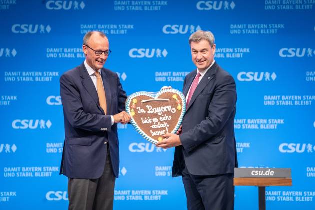 Bilder des Jahres 2023, News 09 September News Themen der Woche KW38 CSU-Parteitag zur Nominierung des Spitzenkandidaten zur Bayerischen Landtagswahl 2023 CSU-Parteitag zur Nominierung des Spitzenkandidaten zur Bayerischen Landtagswahl 2023 Markus Söder, designierter Spitzenkandidat und amtierender Ministerpräsident von Bayern, mit Friedrich Merz, CDU-Parteivorsitzender - Markus Söder übergibt an Friedrich Merz nach dessen Rede ein Lebkuchenherz;CSU-Parteitag zur Nominierung des Spitzenkandidaten zur Bayerischen Landtagswahl 2023 CSU-Parteitag zur Nominierung des Spitzenkandidaten zur Bayerischen Landtagswahl 2023 Markus Söder, designierter Spitzenkandidat und amtierender Ministerpräsid,