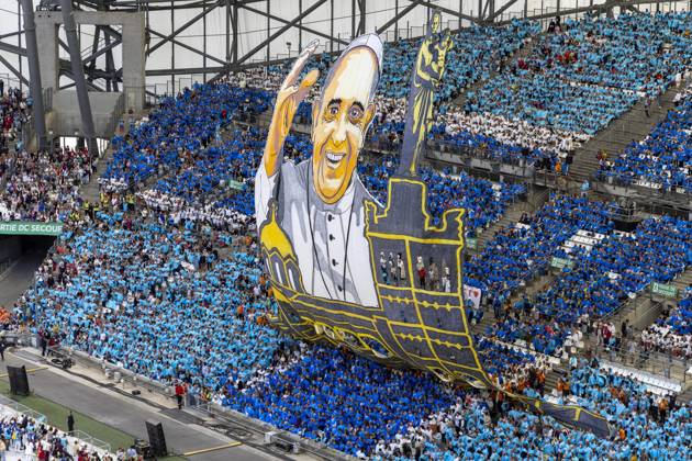 Bilder des Jahres 2023, News 09 September News Themen der Woche KW38 News Bilder des Tages Visite du Pape Francois a Marseille ( Pope Francis ) PHOTOPQR LA PROVENCE Frederic SPEICH ; Marseille ; 23 09 2023 ; Tifo prepare par les supporters de l Olympique de Marseille a l occasion de la messe dirigee par le Pape FRANCOIS dans le Stade Velodrome Le souverain pontife effectue une visite de deux jours axee sur la Mediterranee et la migration Pool PQR Frederic Speich People during the celebrate mass of Pope at the Velodrome stadium, in the southern port city of Marseille on September 23, 2023.