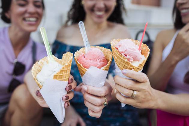 Happy friends holding ice cream cones model released, Symbolfoto, DCRF01856