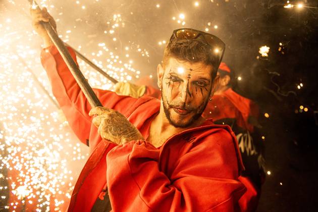 Bilder des Jahres 2023, Entertainment 09 September Entertainment Themen der Woche KW38 Entertainment Bilder des Tages September 23, 2023, Barcelona, Catalonia, Spain: Correfocs (fire runners) set off their fireworks among a cheering crowd of spectators at the Merce Festivall in Barcelona. Barcelona Spain - ZUMAo105 20230923_fap_o105_104 Copyright: xMatthiasxOesterlex