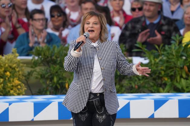 ZDF - Fernsehgarten Sängerin Nicki ( bürgerl. Doris Andrea Hrda ) in der Unterhaltungsshow ZDF Fernsehgarten am 24.09.2023 in Mainz. Mainz ZDF Fernsehgarten Rheinland-Pfalz