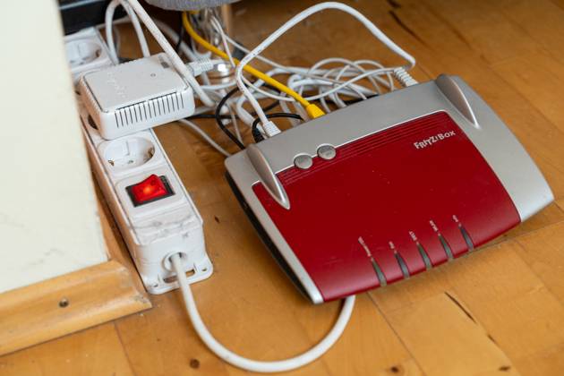 Ein Fritzbox Wlan Router in einer Wohnung. Internet und Konnektivität Konzept