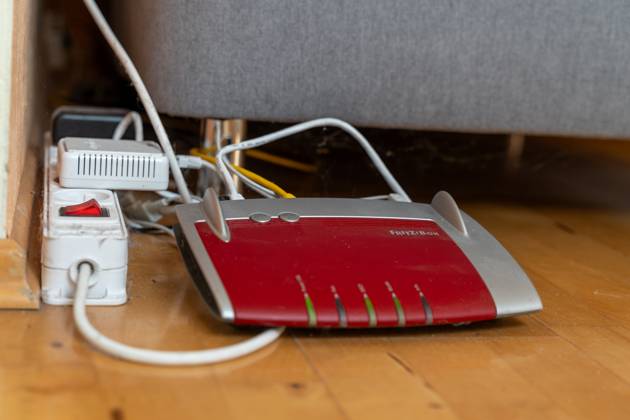 Ein Fritzbox Wlan Router in einer Wohnung. Internet und Konnektivität Konzept