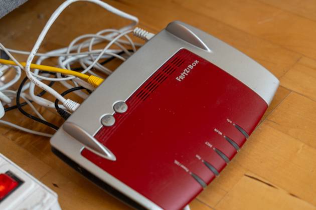 Ein Fritzbox Wlan Router in einer Wohnung. Internet und Konnektivität Konzept
