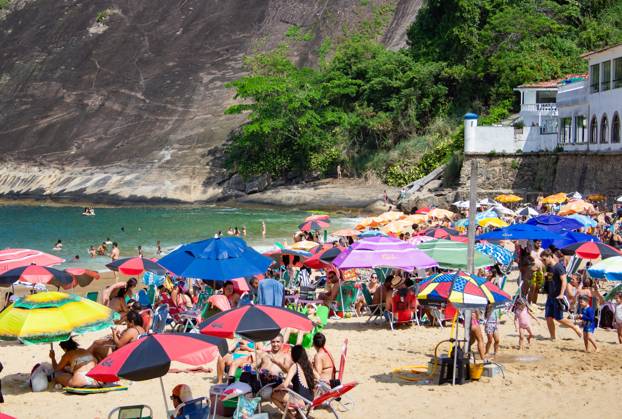 Movement of bathers on the red beach Rio de Janeiro (RJ) 09 25 2023 - BEACH WEATHER WEATHER - Movement of bathers on Vermelha beach, in Urca, south of Rio de Janeiro, this Monday (25) (Foto: Erica Martin Thenews2 imago images) Movement of bathers on the red beach Copyright: xEricaxMartinx