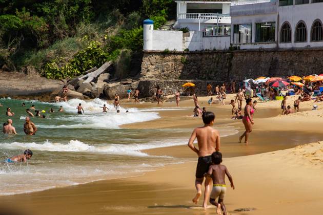 Movement of bathers on the red beach Rio de Janeiro (RJ) 09 25 2023 - BEACH WEATHER WEATHER - Movement of bathers on Vermelha beach, in Urca, south of Rio de Janeiro, this Monday (25) (Foto: Erica Martin Thenews2 imago images) Movement of bathers on the red beach Copyright: xEricaxMartinx