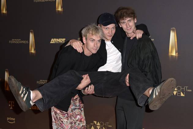 Emil Belton, Bruno Alexander und Oskar Belton bei der Verleihung des Deutschen Fernsehpreises 2023 - Die Nacht der Kreativen in der Flora Köln. Köln, 27.09.2023